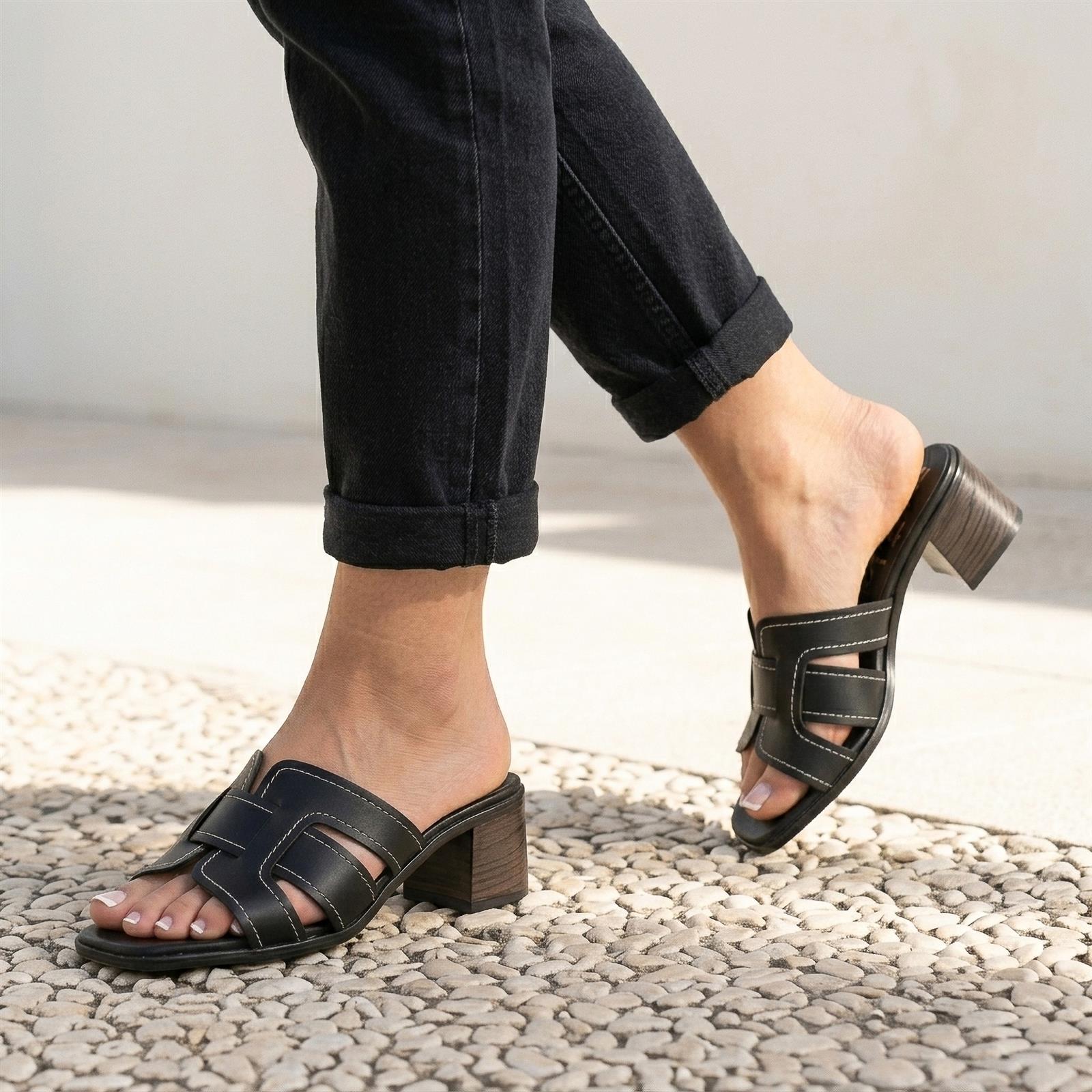 כפכף Sandals בצבע שחור