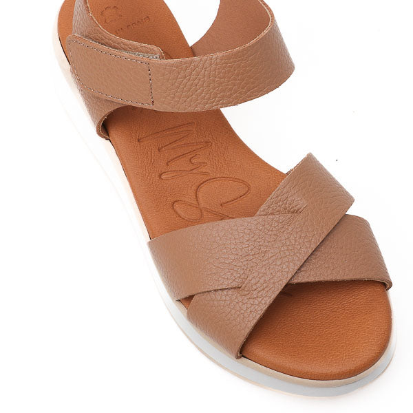 סנדל Sandals בצבע טאופ/קאמל