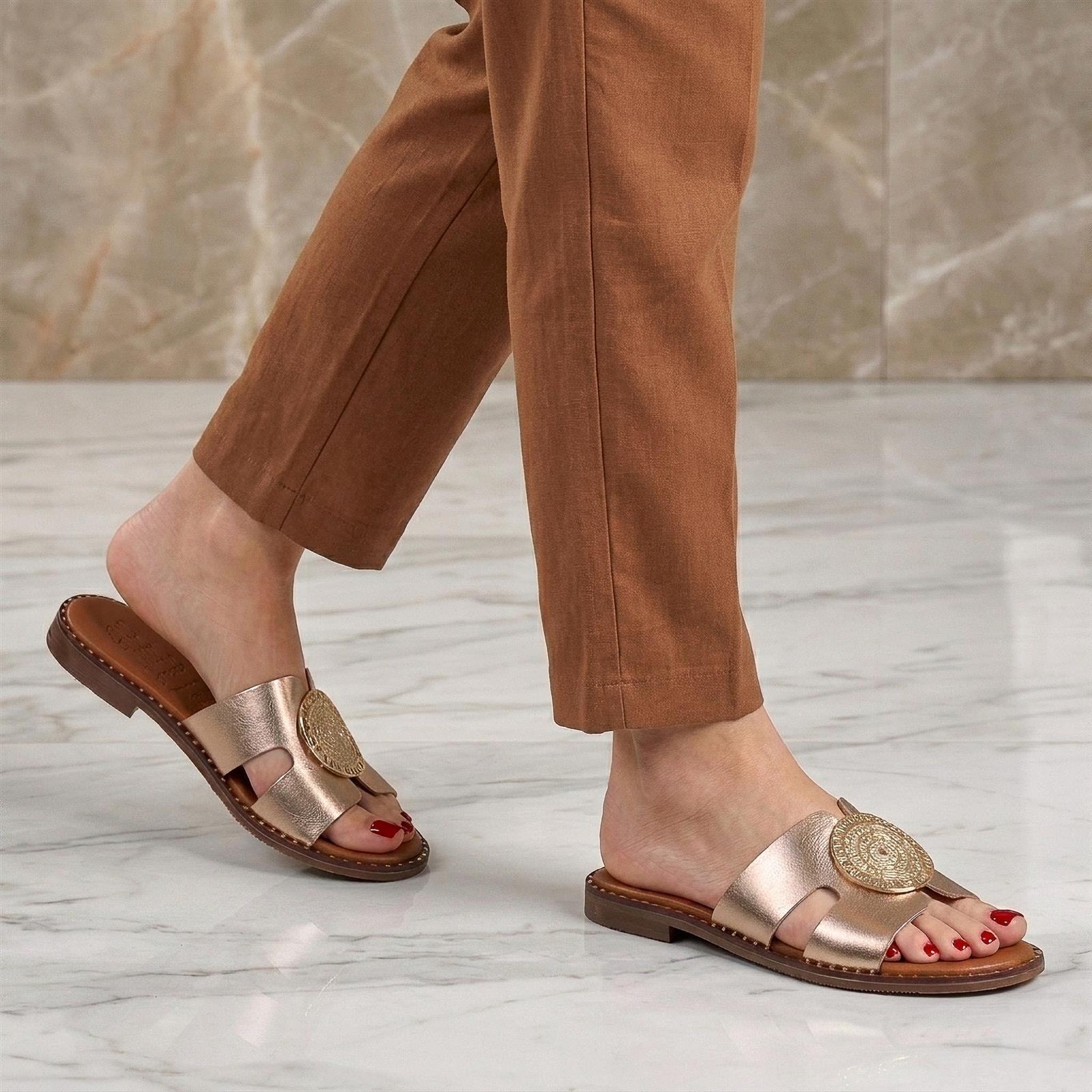 כפכף Sandals בצבע ברונזה
