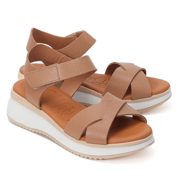 סנדל Sandals בצבע טאופ/קאמל